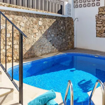 Coastalgem: 2br Pool And View