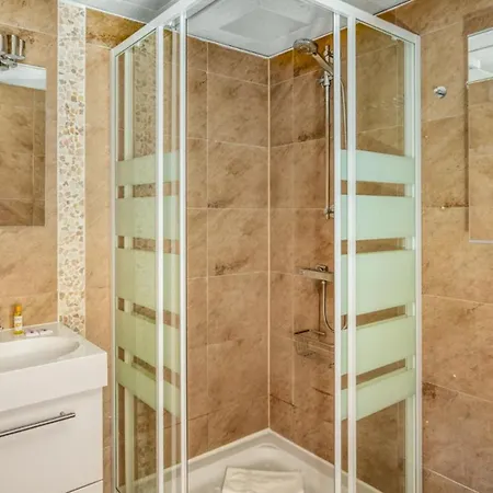 Coastalgem: 2br Pool And View