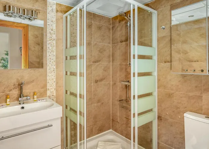 Coastalgem: 2br Pool And View