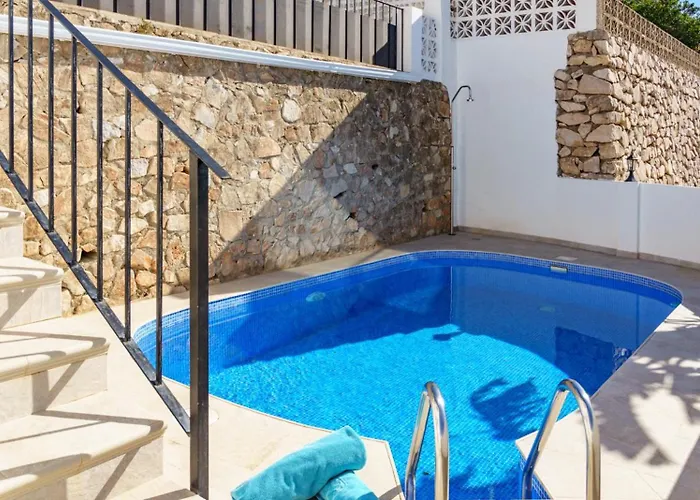 Coastalgem: 2br Pool And View